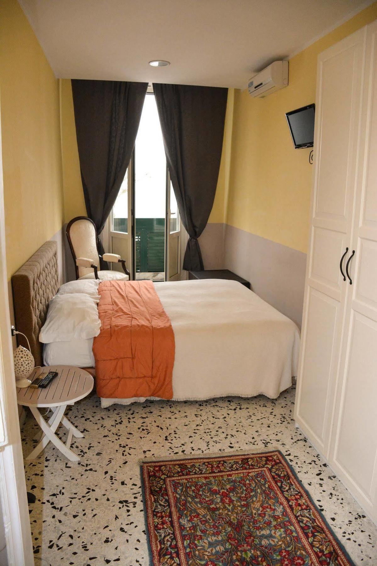 B&B Le Colonne Brindisi Bagian luar foto