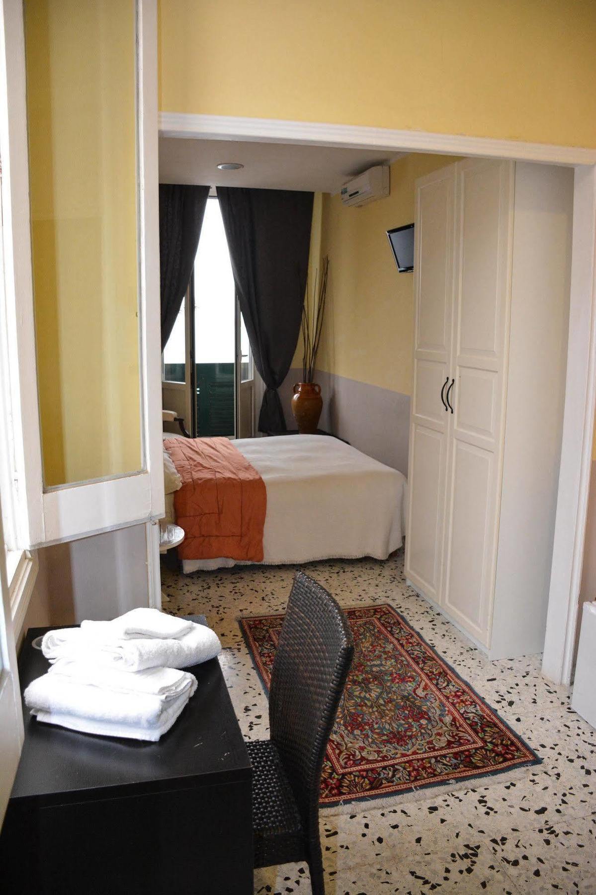 B&B Le Colonne Brindisi Bagian luar foto