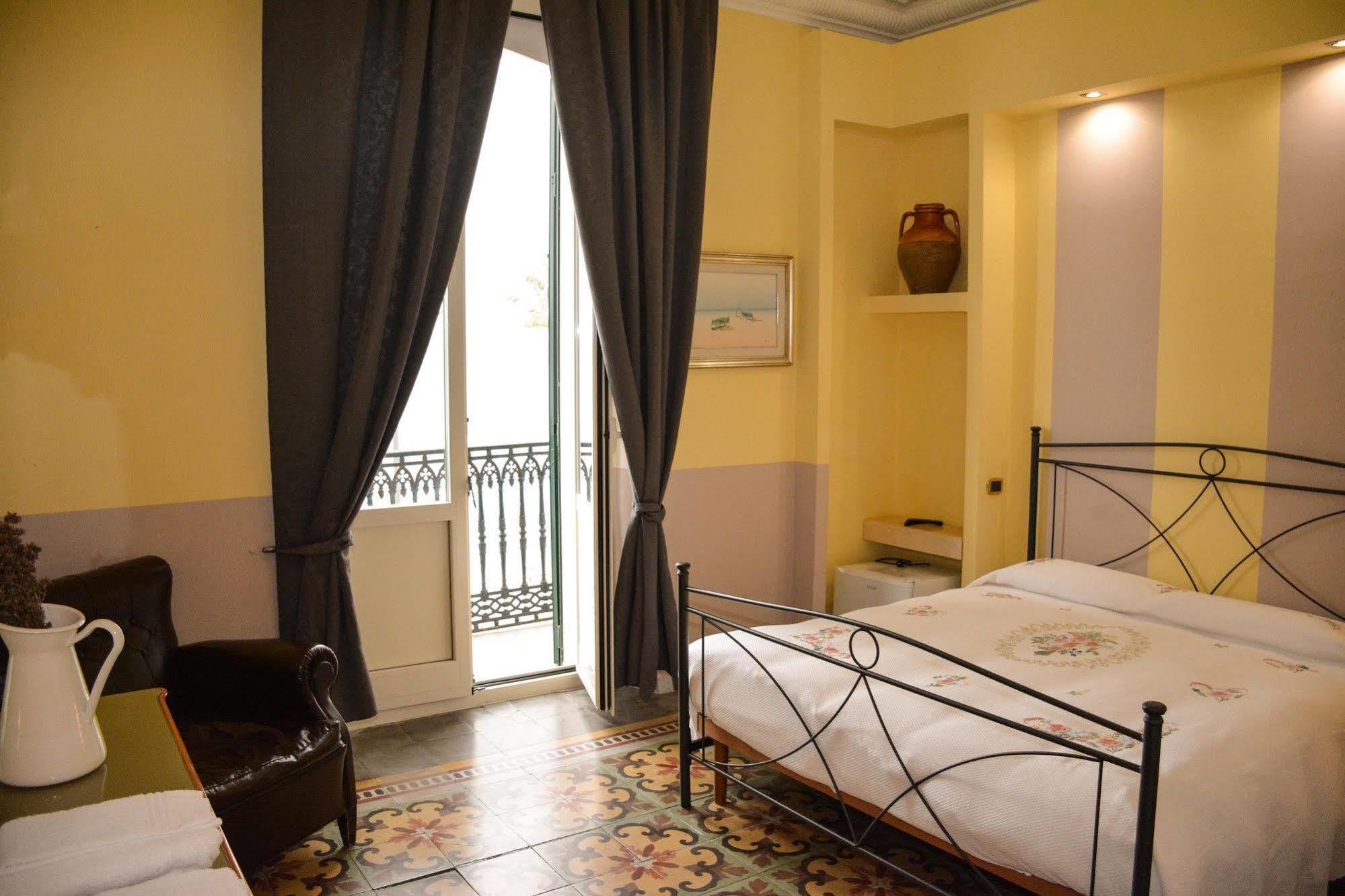 B&B Le Colonne Brindisi Bagian luar foto